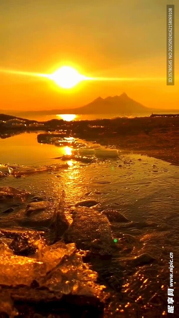 夕阳下的美丽海滨风光