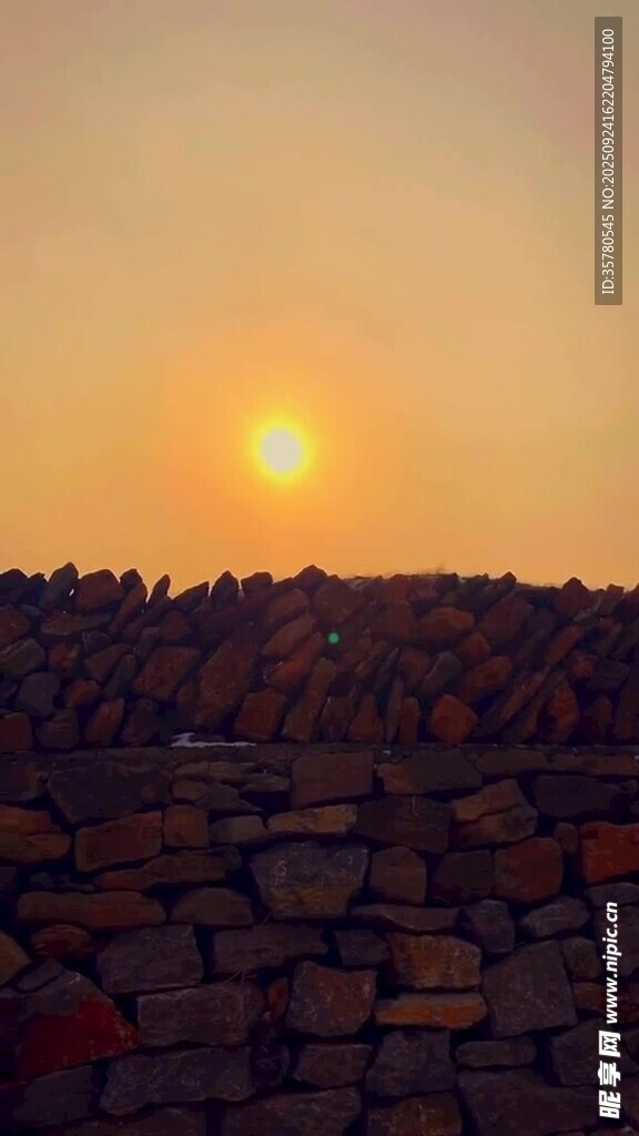 夕阳下的砖瓦堆