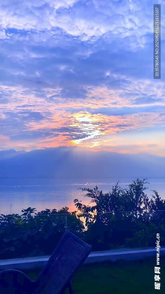 海边绚丽晚霞风景图