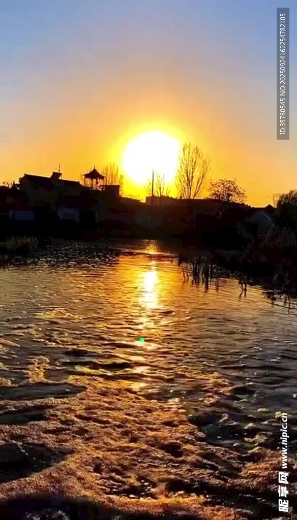 夕阳下波光粼粼的水面