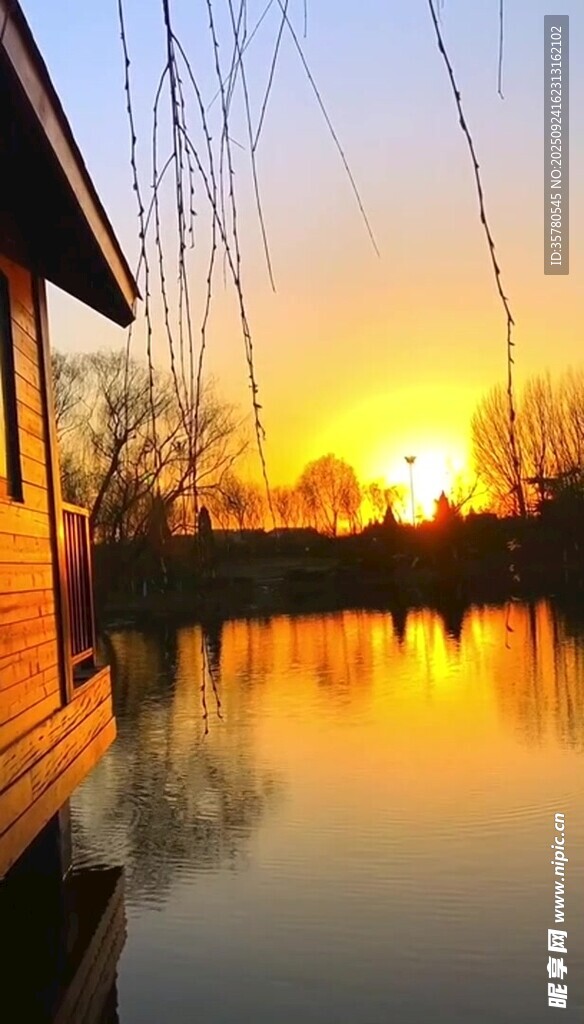 夕阳下的湖畔小屋美景