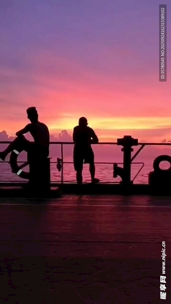 夕阳下的海边人物剪影
