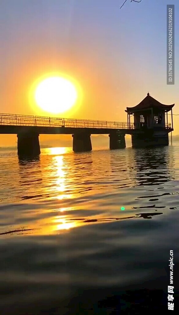夕阳下的湖中小亭美景