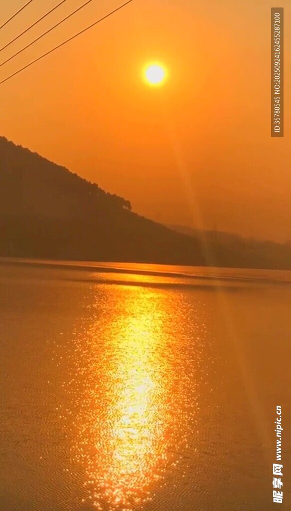夕阳下的静谧湖面