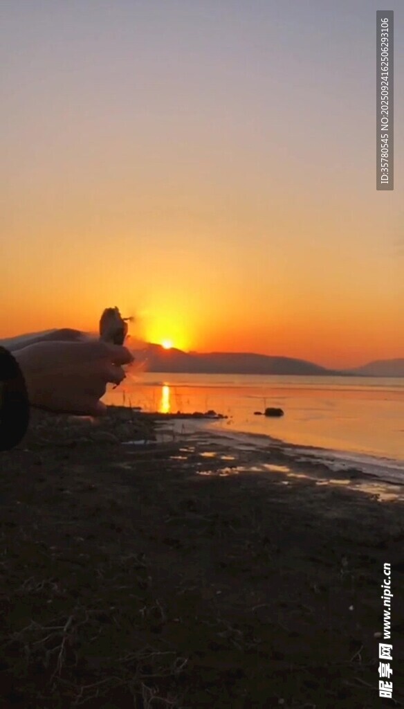 海边日落时的静谧美景