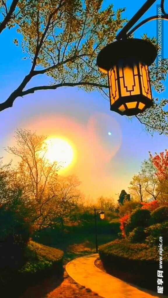 夕阳下的园林灯笼美景