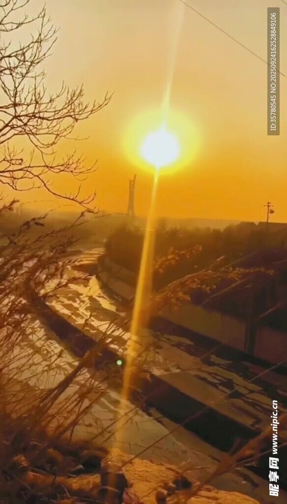 夕阳下的铁轨美景