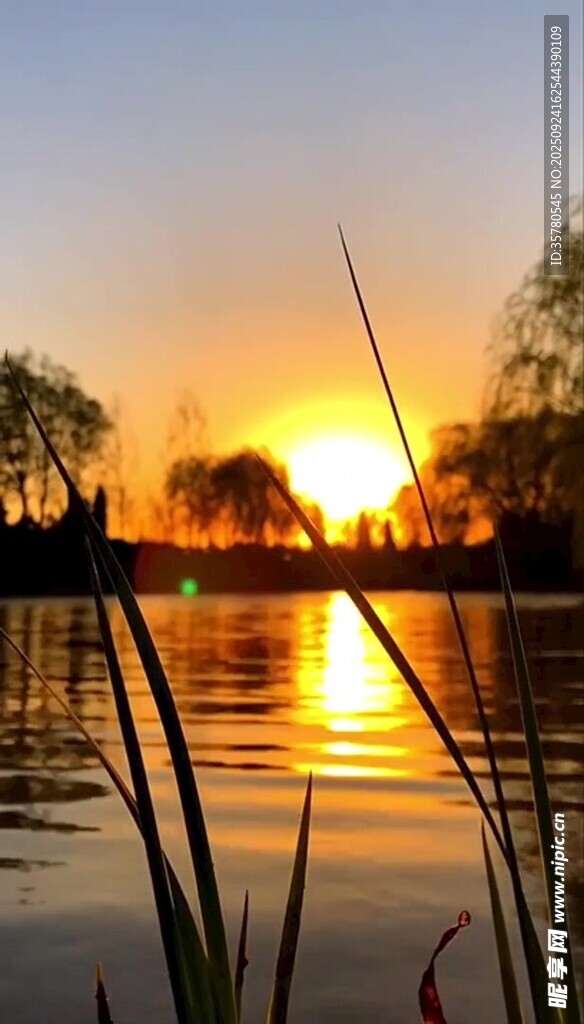 湖畔夕阳美景