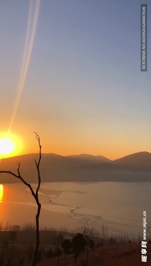 夕阳下的宁静湖景