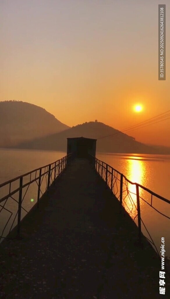 夕阳下的栈桥美景