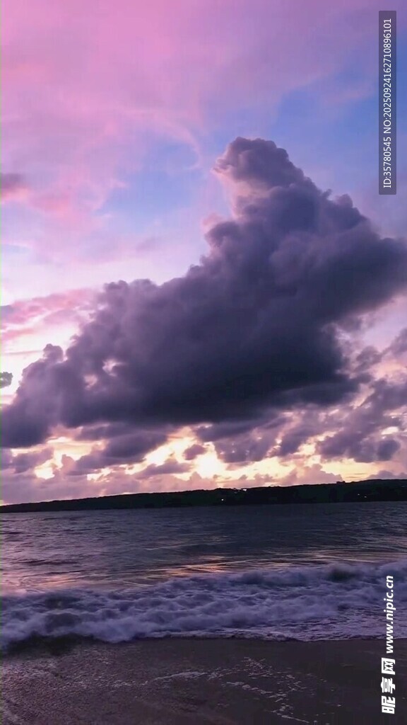 海边梦幻紫霞云海景观