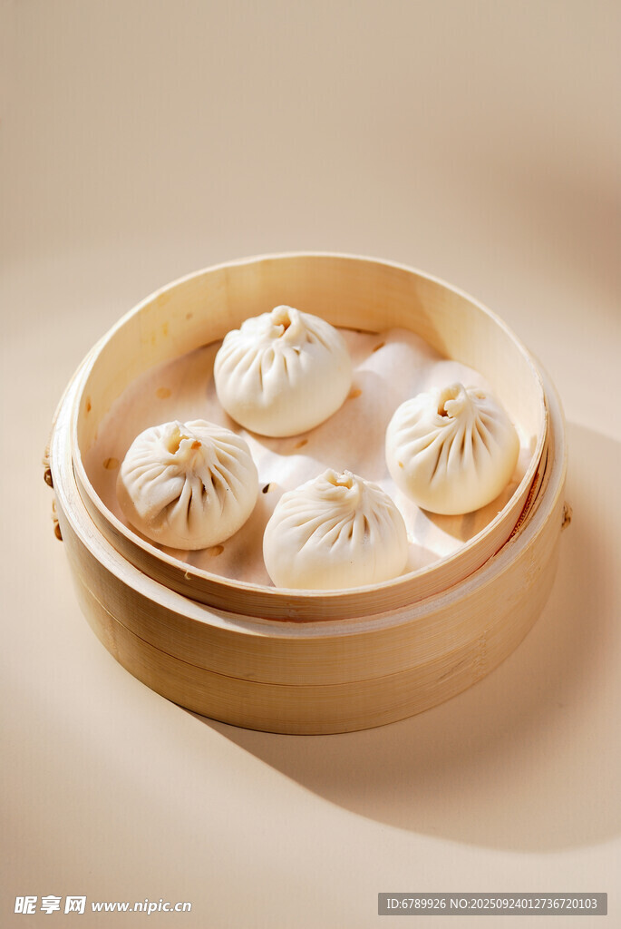 竹制蒸笼里的美味小笼包