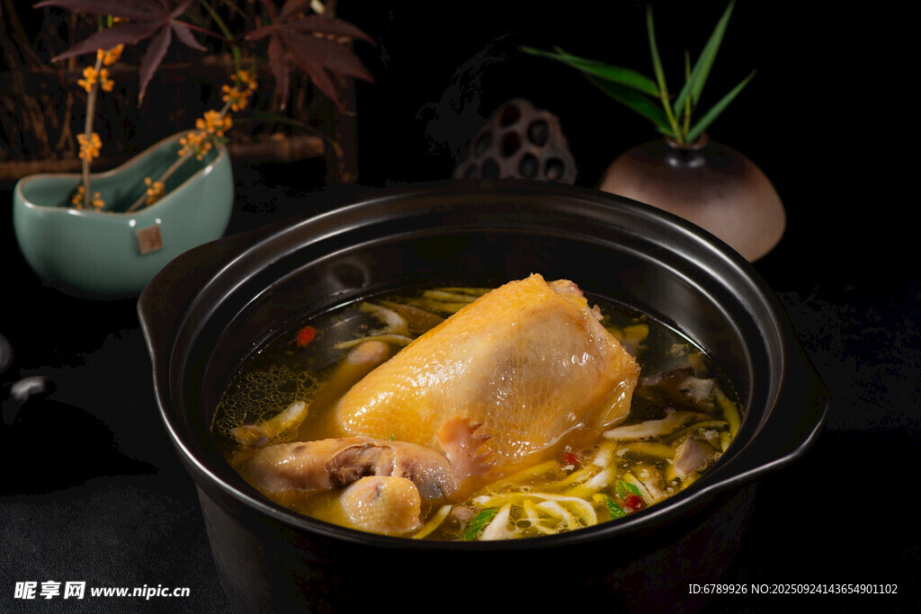 砂锅生态土鸡汤