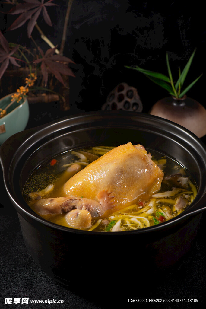 砂锅生态土鸡汤