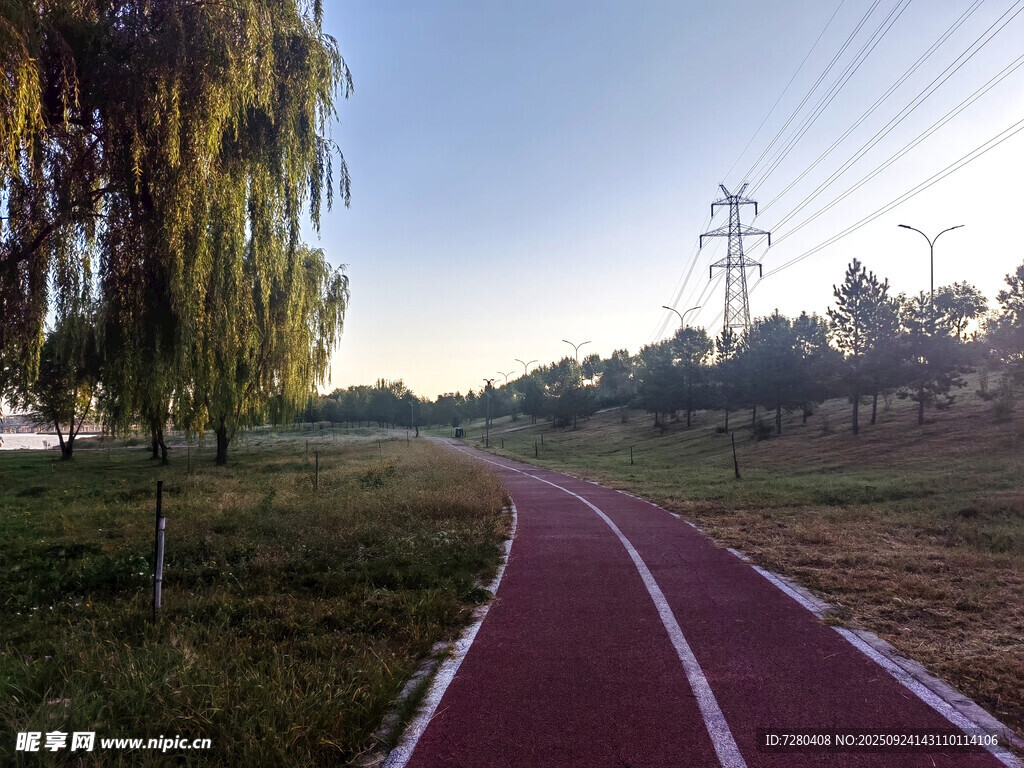 郊外红色跑道的美丽风光