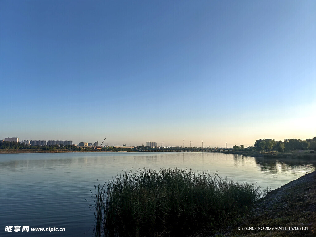 湖畔黄昏美景
