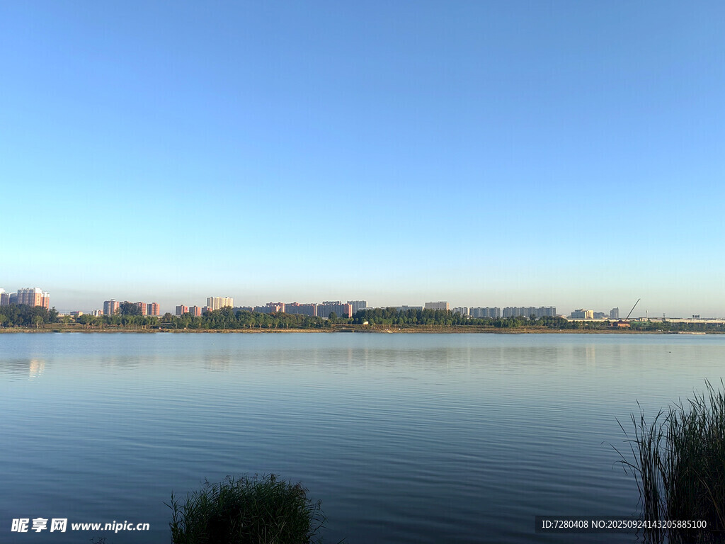 平静湖面与远处城市天际线