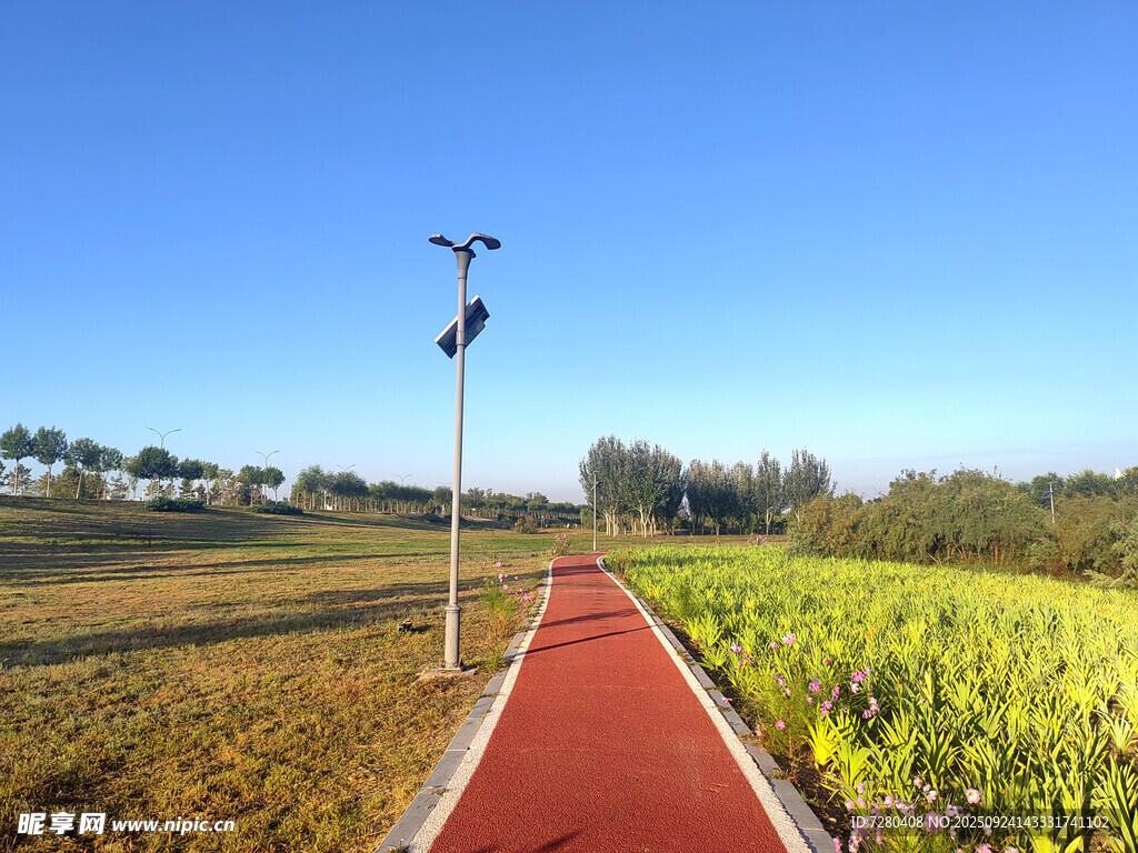 田园中的红色步道景观