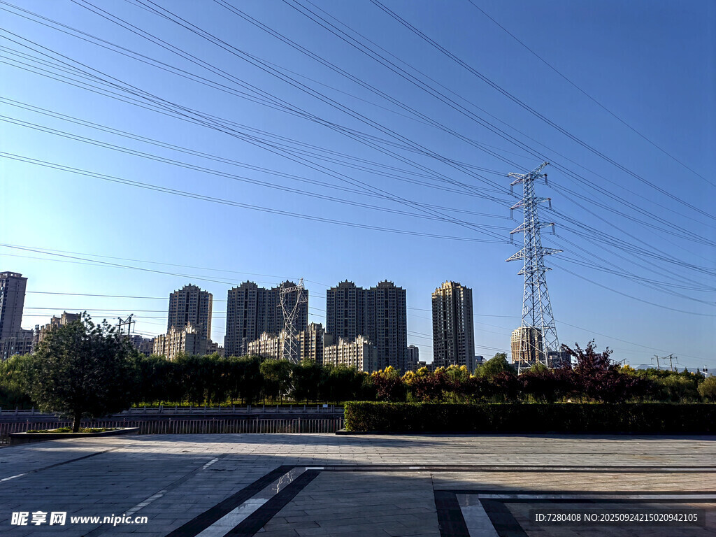 城市道路旁的高楼景观
