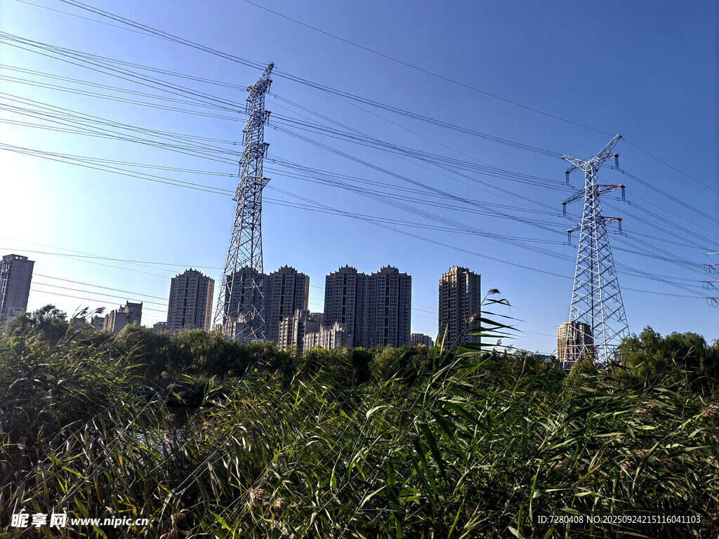 城郊风景电线塔与林立高楼