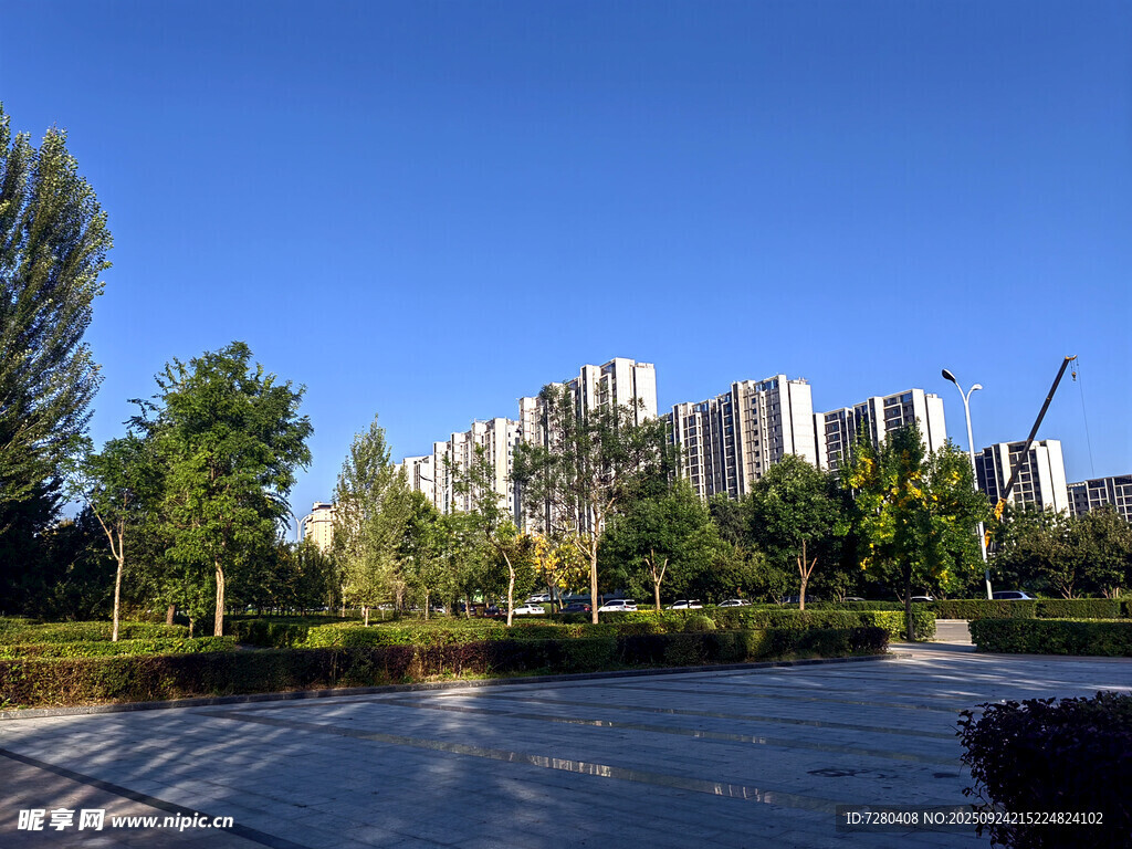 城市河畔风光