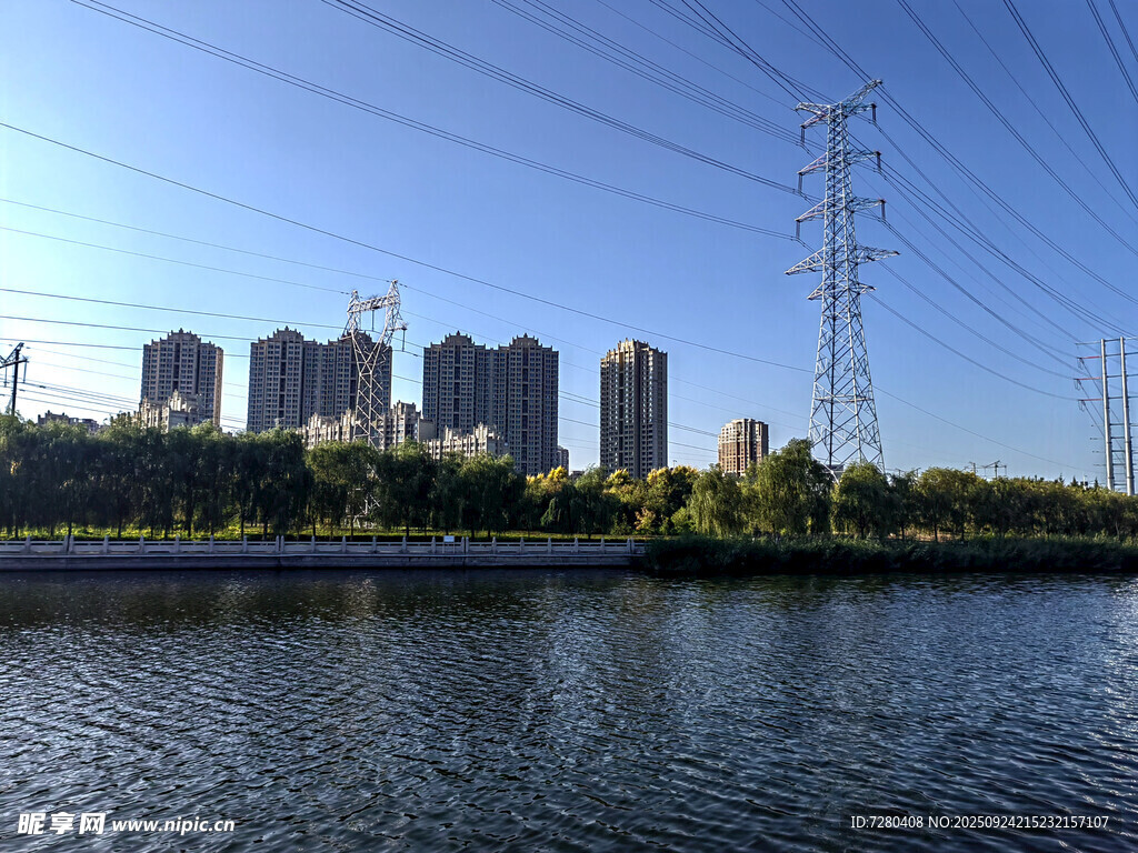 河畔城市风光与输电设施