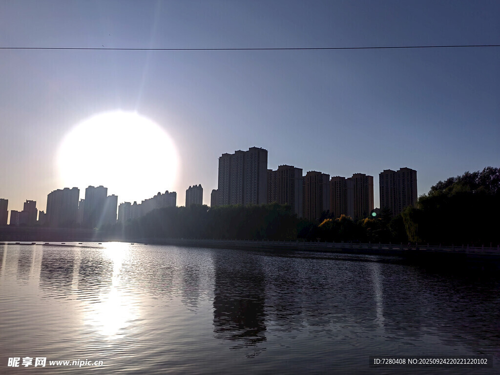 城市湖畔日落美景