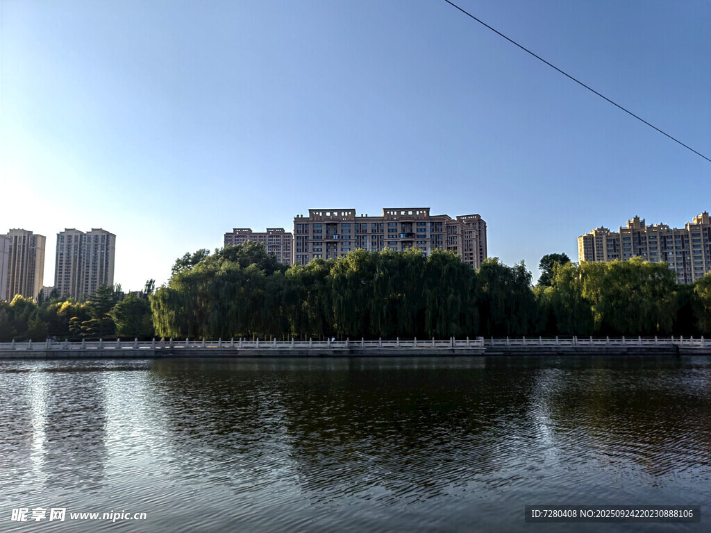 湖畔城市风光宁静美好