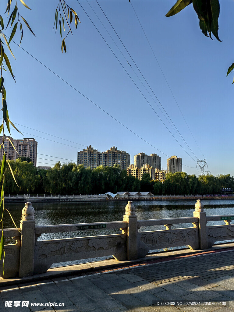 河畔风景城市与自然交融