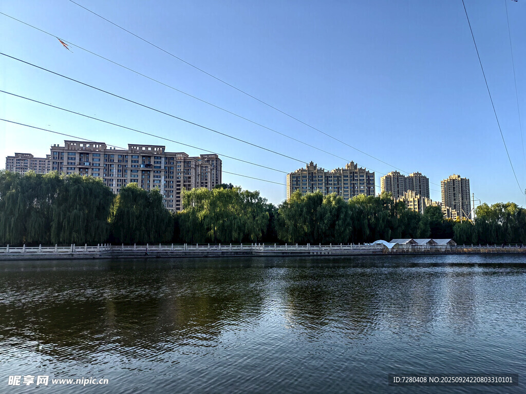湖畔城市风光