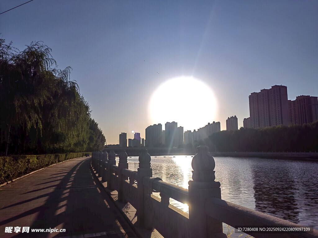 河畔夕阳下的城市风光