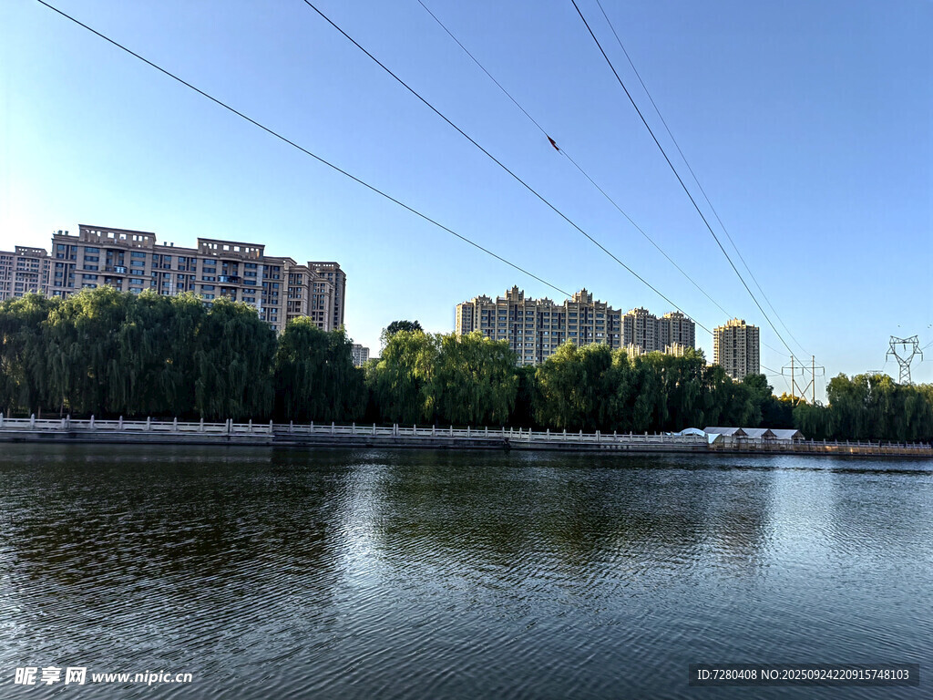 河畔城市风光宁静美好