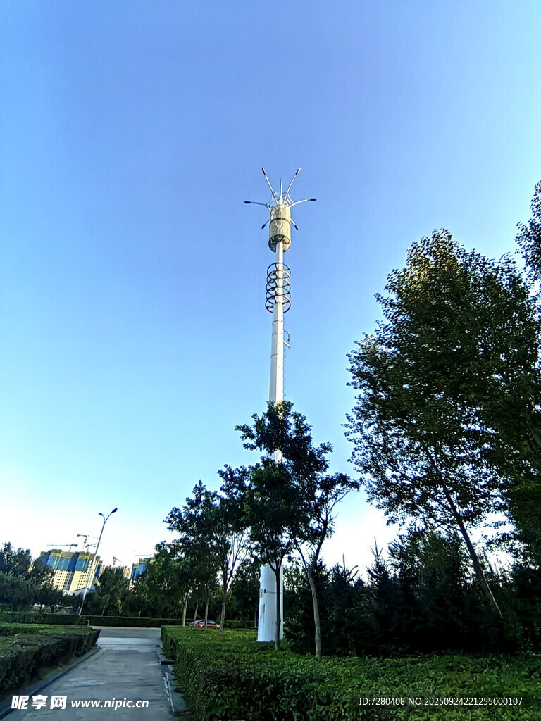 户外风力发电机与绿植景观