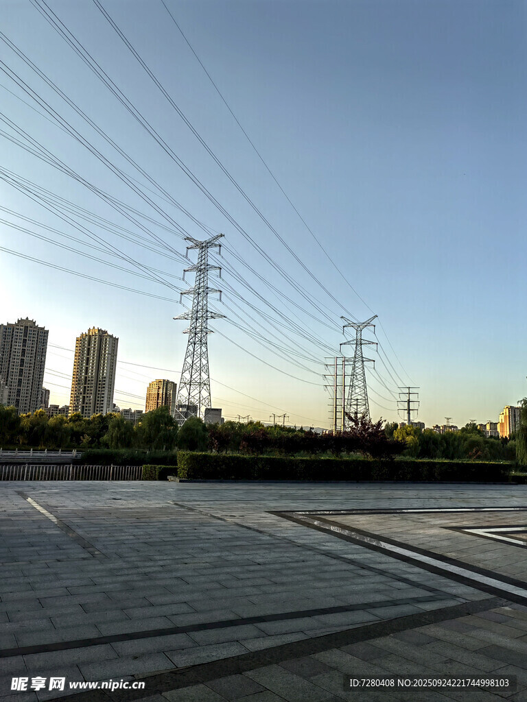 城市中的高压输电线路景观