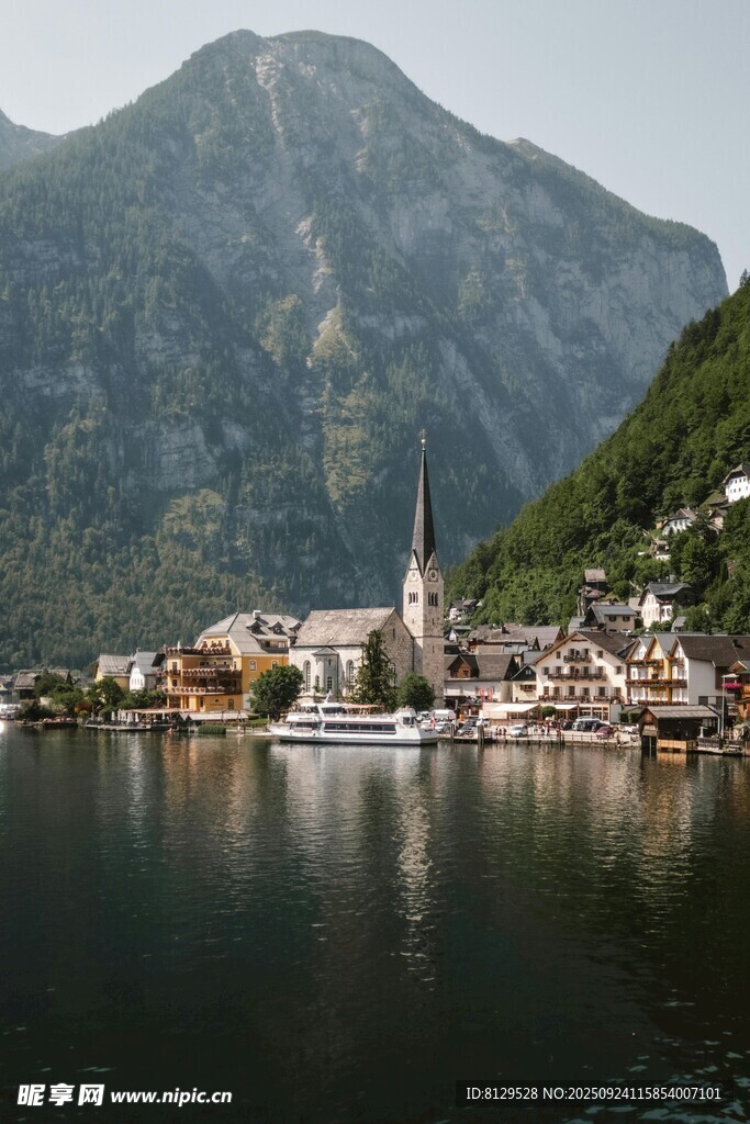 湖畔小镇背靠青山美景