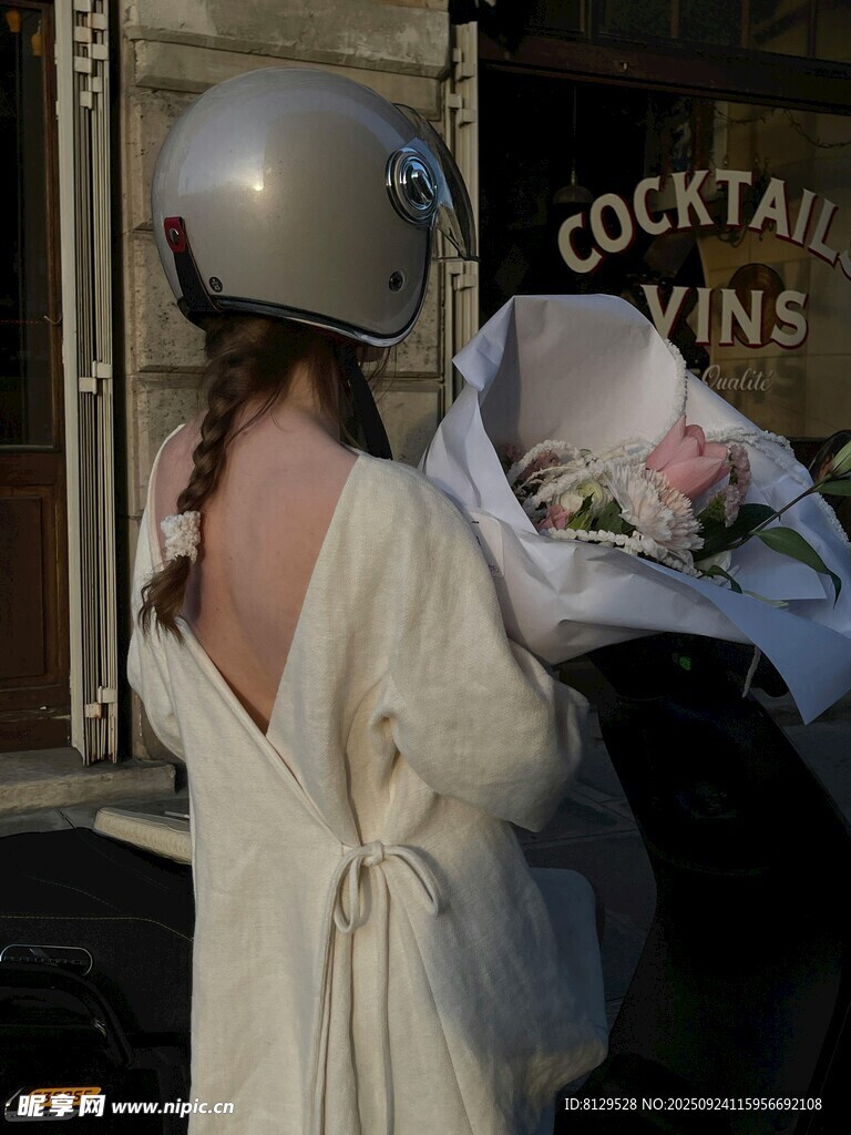 女子手持花束背影优雅