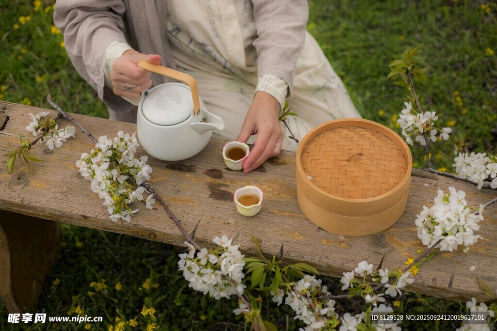 户外木质桌上的精致茶具