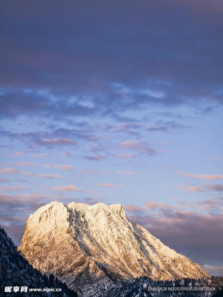 壮丽雪山与绚烂天空美景