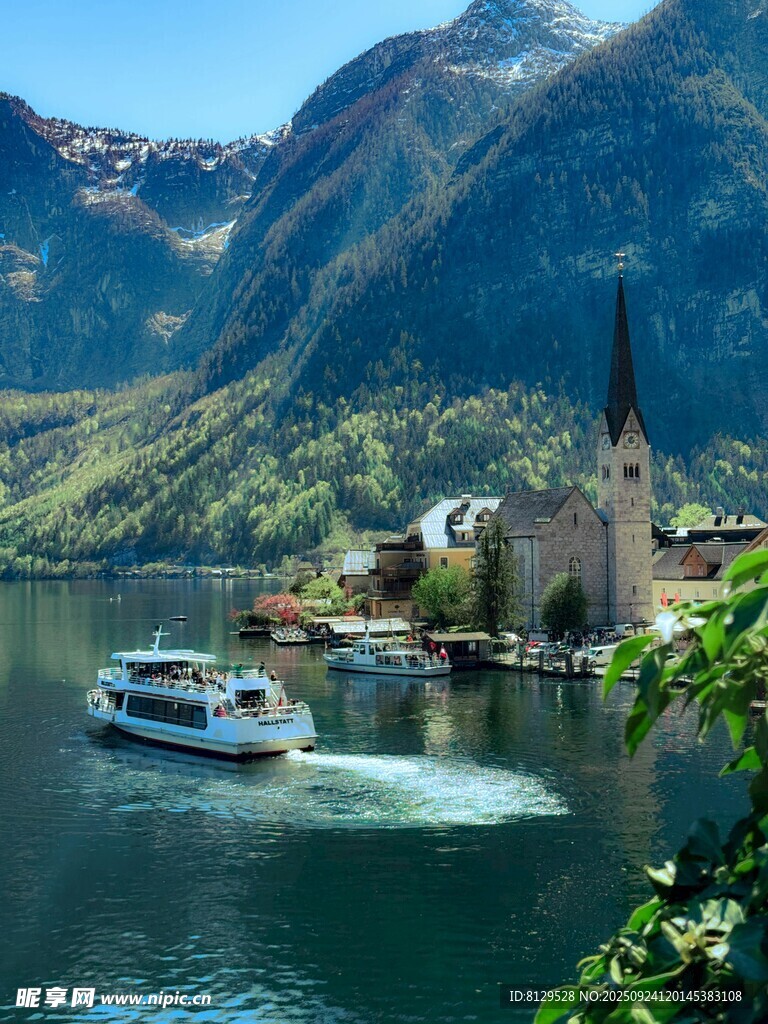 湖畔小镇游船美景
