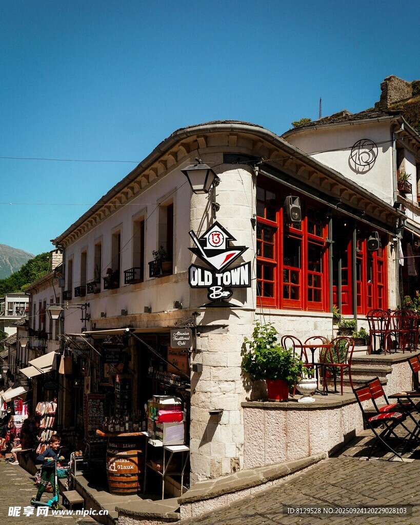 欧式风情街边白色建筑