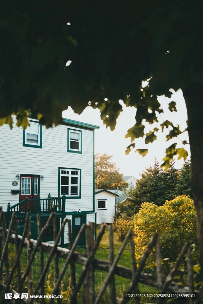 乡村白色小屋与栅栏风景