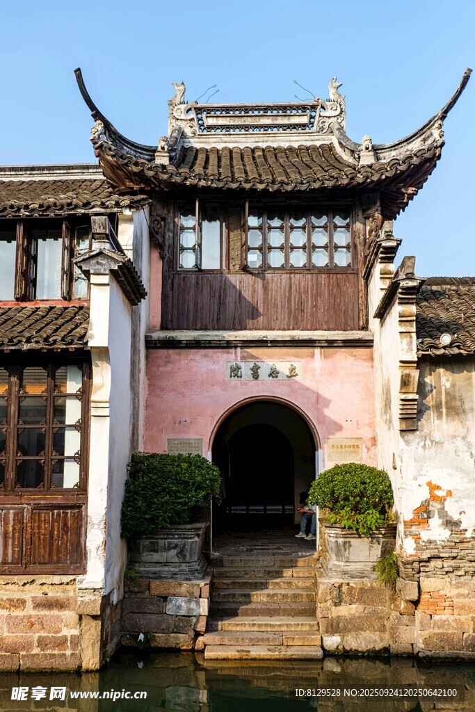 江南水乡古建筑临水而立
