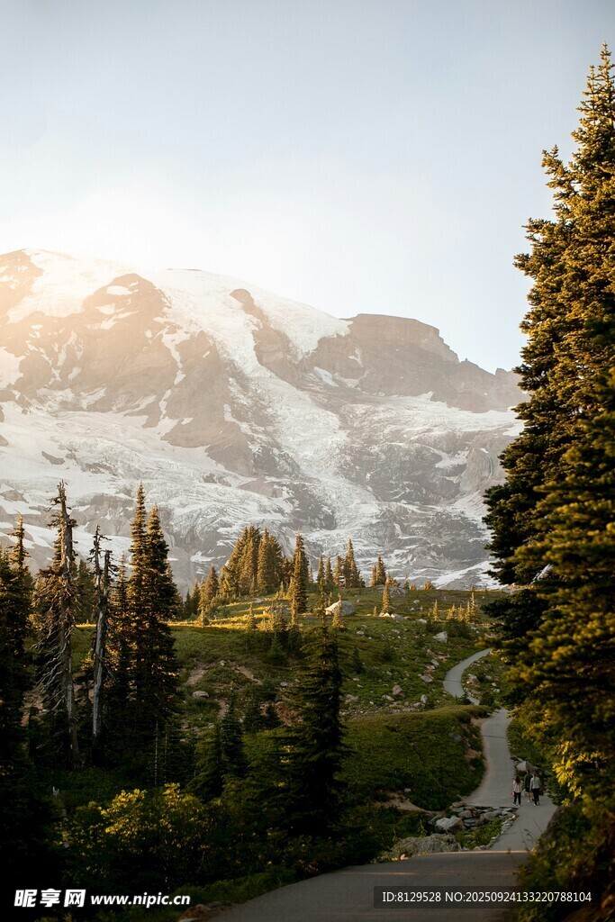山间美景阳光照耀雪山森林