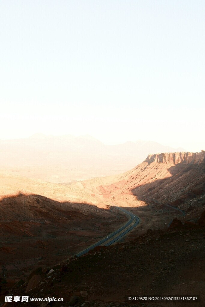 黄昏下的壮丽山地景观
