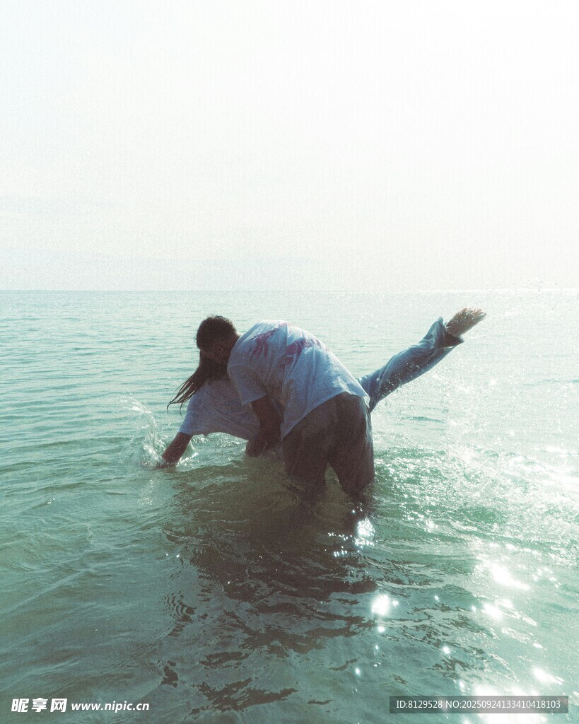 情侣在海水中浪漫嬉戏