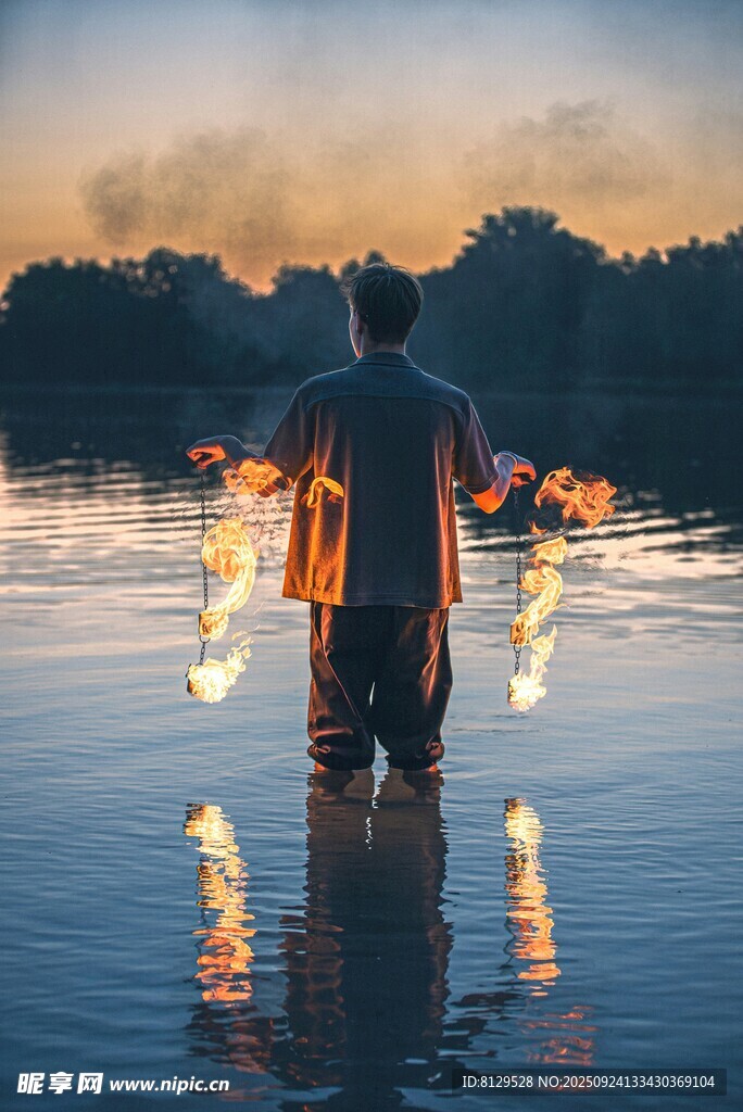 男子持火在水边的独特景象