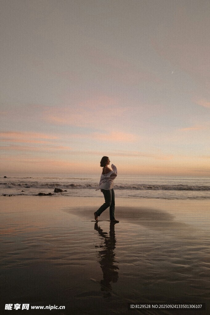 夕阳下海滩上的独行者