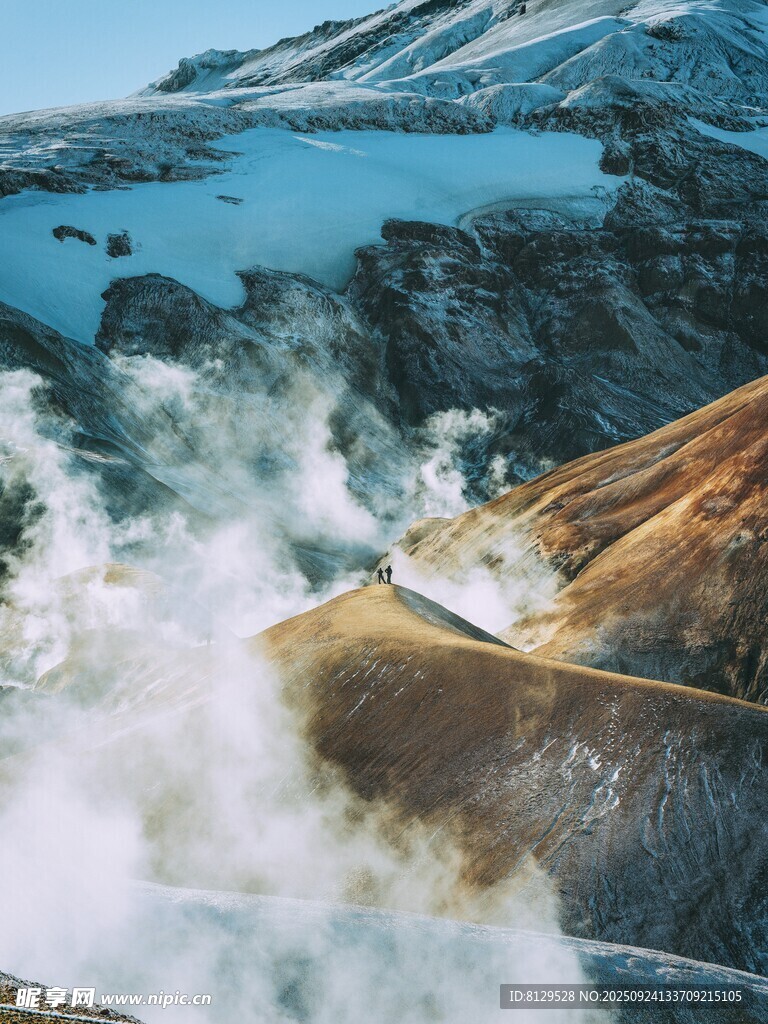 壮丽火山景观蒸汽升腾