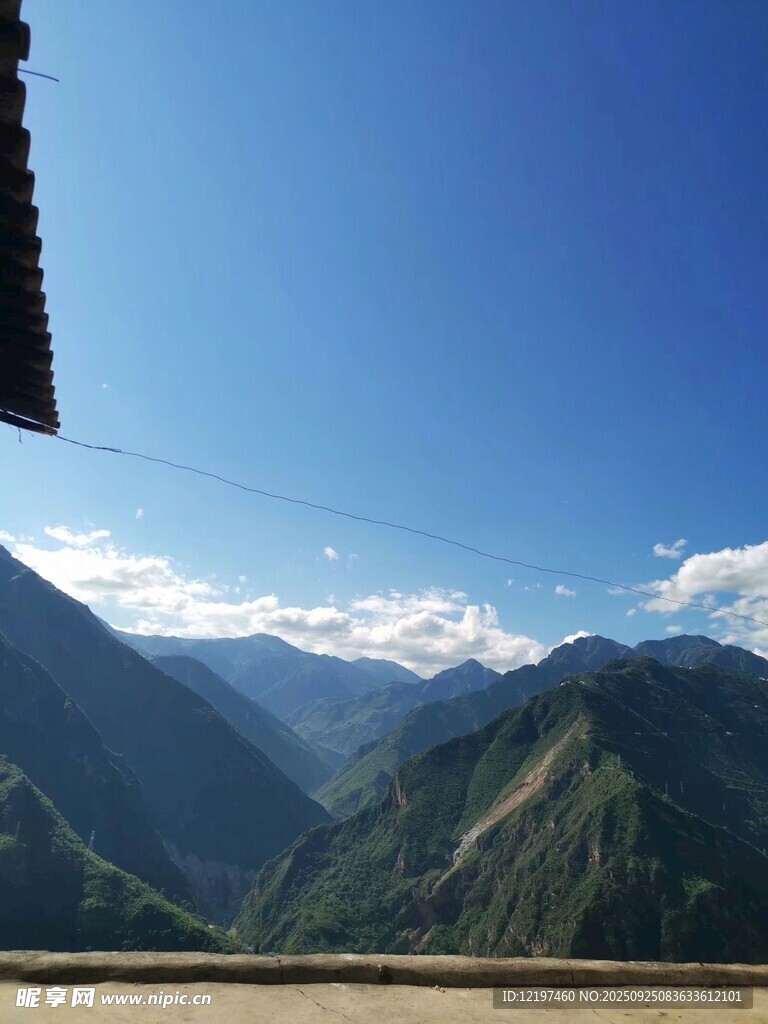 壮丽山景与蓝天