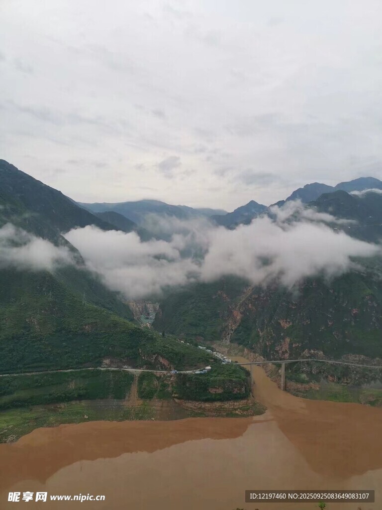 山间云雾缭绕的河流景观